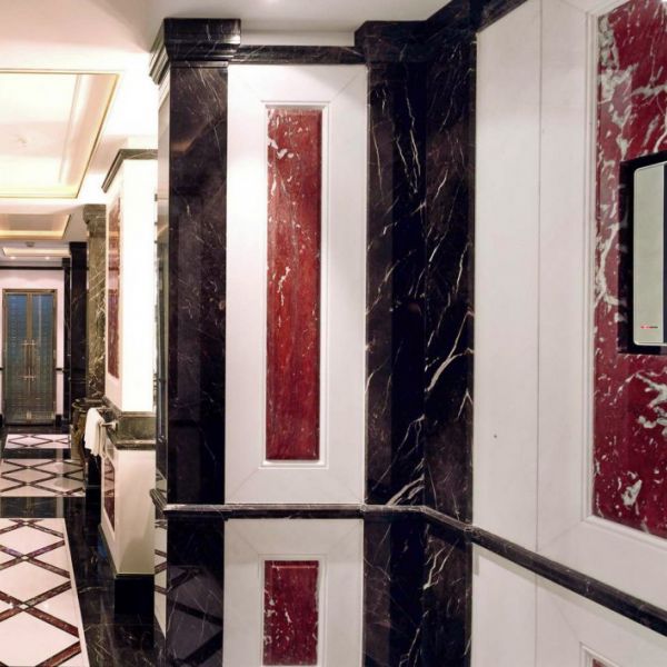 Innenausbau mit Naturstein im Badezimmer Hotel Adlon